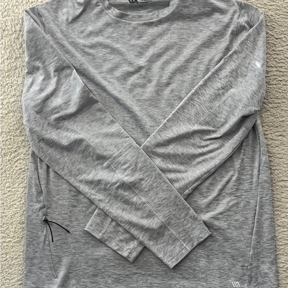 Workout shirt and leggings/tights combo. - Picture 4 of 7